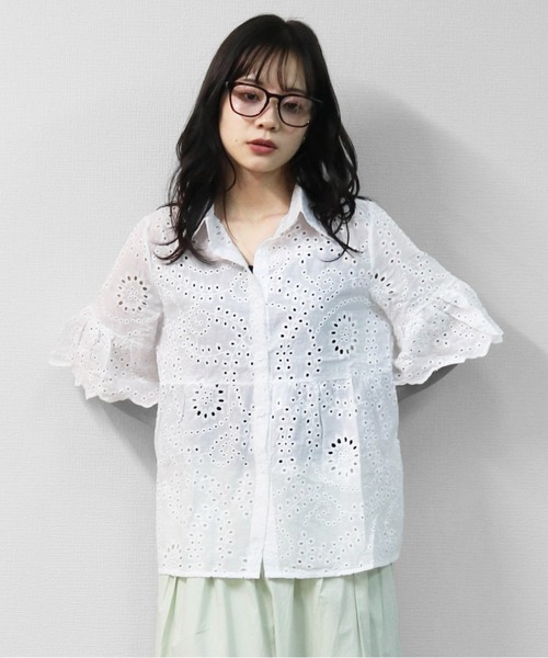 THE CELL.(ザセルドット)の「アイレットレース 袖フレアハーフスリーブシャツ EYELET LACE FLARED HALF-SLEEVE SHIRT(シャツ/ブラウス・レディース・オフホワイト・FREE)」の3枚目の写真