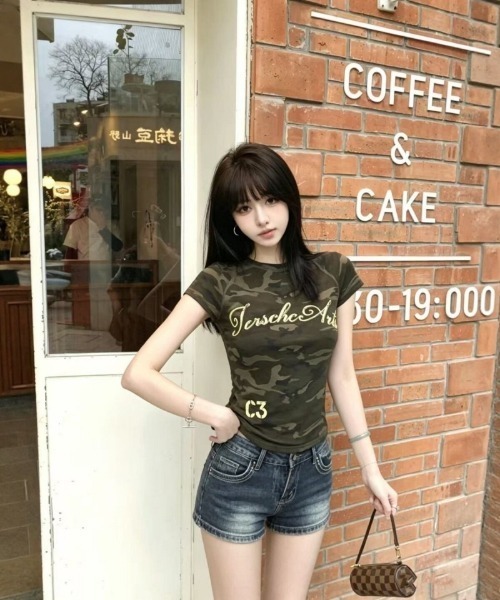 Ritzy(リッツィー)の「Y2K カモフラージュ柄 フロントロゴ タイトフィットTシャツ(Tシャツ/カットソー・レディース・カーキ・S/M/L)」の8枚目の写真