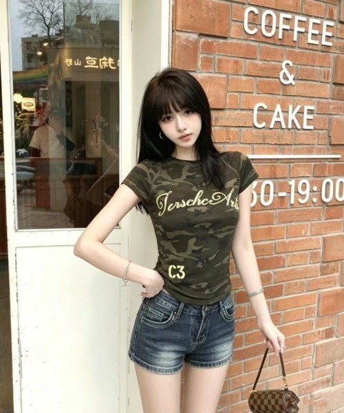 Ritzy(リッツィー)の「Y2K カモフラージュ柄 フロントロゴ タイトフィットTシャツ(Tシャツ/カットソー・レディース・カーキ・S/M/L)」の7枚目の写真