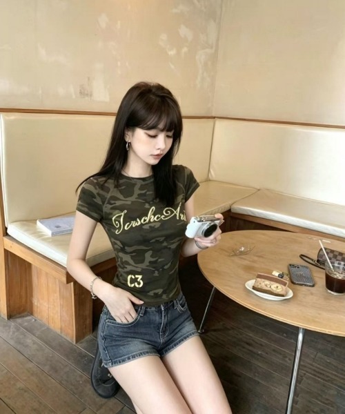 Ritzy(リッツィー)の「Y2K カモフラージュ柄 フロントロゴ タイトフィットTシャツ(Tシャツ/カットソー・レディース・カーキ・S/M/L)」の4枚目の写真