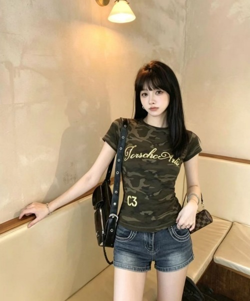 Ritzy(リッツィー)の「Y2K カモフラージュ柄 フロントロゴ タイトフィットTシャツ(Tシャツ/カットソー・レディース・カーキ・S/M/L)」の3枚目の写真