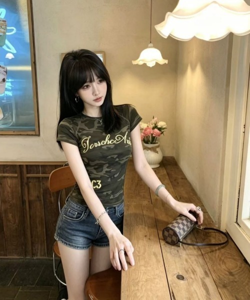 Ritzy(リッツィー)の「Y2K カモフラージュ柄 フロントロゴ タイトフィットTシャツ(Tシャツ/カットソー・レディース・カーキ・S/M/L)」の12枚目の写真