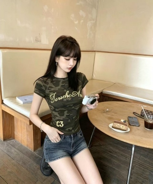 Ritzy(リッツィー)の「Y2K カモフラージュ柄 フロントロゴ タイトフィットTシャツ(Tシャツ/カットソー・レディース・カーキ・S/M/L)」の11枚目の写真