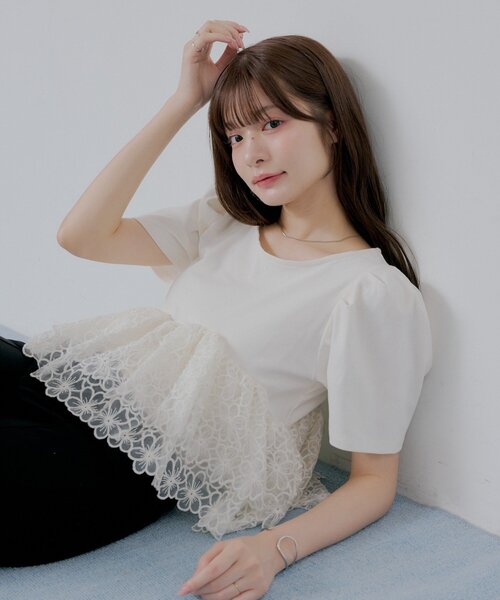 Chico(チコ)の「【SALON by Chico】パフ袖フラワーオーガンジーペプラムトップス(Tシャツ/カットソー・レディース・ブラック系その他/ピンク/ホワイト・FREE)」の2枚目の写真