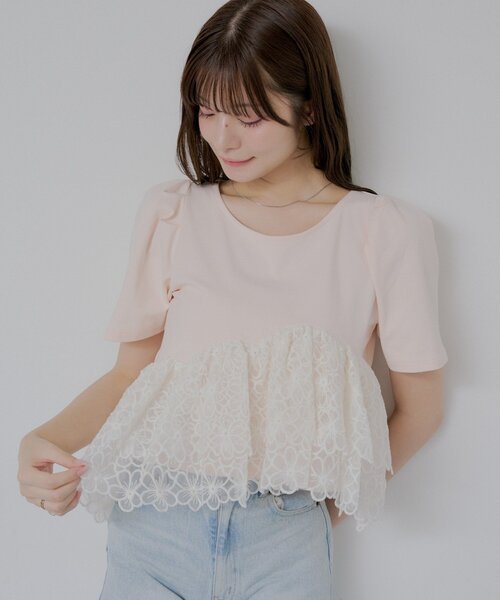 Chico(チコ)の「【SALON by Chico】パフ袖フラワーオーガンジーペプラムトップス(Tシャツ/カットソー・レディース・ブラック系その他/ピンク/ホワイト・FREE)」の1枚目の写真