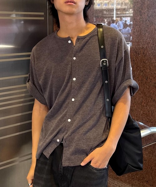Chikashitsu +(チカシツプラス)の「【Chikashitsu +】roll up sleeve button t-shirt (4color) / 【チカシツプラス】ソフト半袖カーディガンシャツ<着用動画あり>(シャツ/ブラウス・メンズ・ブラウン/グレー/ブラック/ホワイト・ONE SIZE)」の4枚目の写真