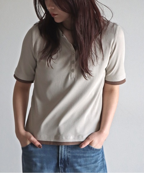 COURO(コウロ)の「バイカラーヘンリーネックカットソー(Tシャツ/カットソー・レディース・アイボリー/イエロー/グレイッシュベージュ/ブラック/モカ・M)」の4枚目の写真