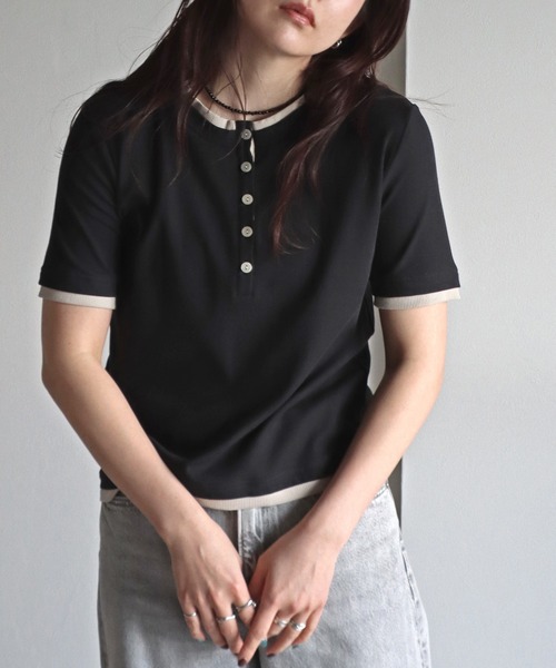 COURO(コウロ)の「バイカラーヘンリーネックカットソー(Tシャツ/カットソー・レディース・アイボリー/イエロー/グレイッシュベージュ/ブラック/モカ・M)」の2枚目の写真