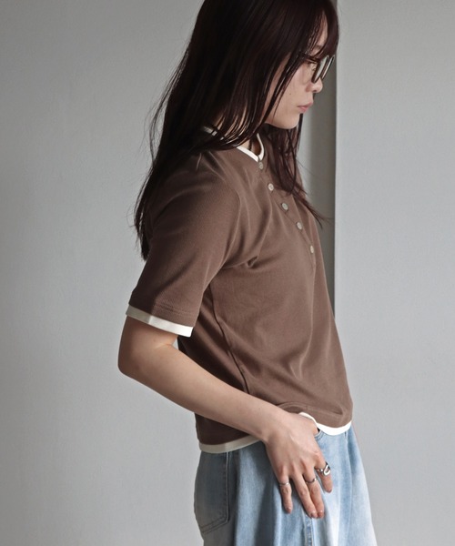 COURO(コウロ)の「バイカラーヘンリーネックカットソー(Tシャツ/カットソー・レディース・アイボリー/イエロー/グレイッシュベージュ/ブラック/モカ・M)」の11枚目の写真