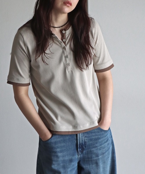 COURO(コウロ)の「バイカラーヘンリーネックカットソー(Tシャツ/カットソー・レディース・アイボリー/イエロー/グレイッシュベージュ/ブラック/モカ・M)」の14枚目の写真