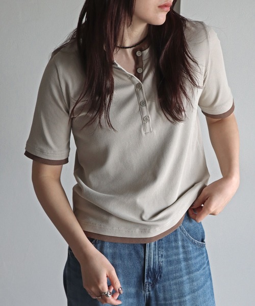COURO(コウロ)の「バイカラーヘンリーネックカットソー(Tシャツ/カットソー・レディース・アイボリー/イエロー/グレイッシュベージュ/ブラック/モカ・M)」の16枚目の写真