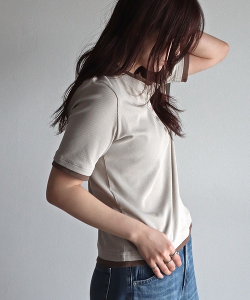 COURO(コウロ)の「バイカラーヘンリーネックカットソー(Tシャツ/カットソー・レディース・アイボリー/イエロー/グレイッシュベージュ/ブラック/モカ・M)」の6枚目の写真