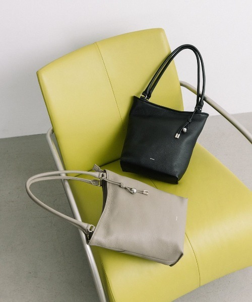 Beau're（ヴュレ）の「【BEAURE/ビュレ】レザー 縦長 ショルダー Bag  B-26215（トートバッグ・レディース・ブラック/グレー・FREE）」の7枚目の写真