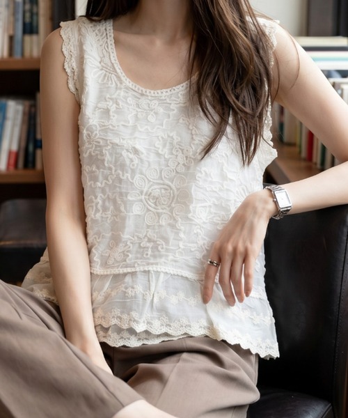 umune(ウムネ)の「刺繍ブラウス エンブロイダリー フレンチスリーブ レース Uネック クルーネック 透け感 シアー 上品 フェミニン トップス 夏(シャツ/ブラウス・レディース・アイボリー/オフホワイト・FREE)」の3枚目の写真