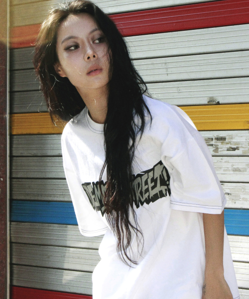 DEMARC(ドゥマーク)の「text graffiti boxy short sleeve tee - White(Tシャツ/カットソー・レディース・その他・MEDIUM/LARGE)」の2枚目の写真