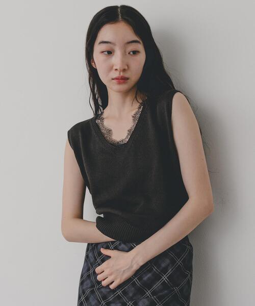 SENSE OF PLACE by URBAN RESEARCH(センスオブプレイスバイアーバンリサーチ)の「『洗濯可』レースVネックニットベスト(ベスト・レディース・ブラック/オートミール/ブラウン・ONE)」の1枚目の写真