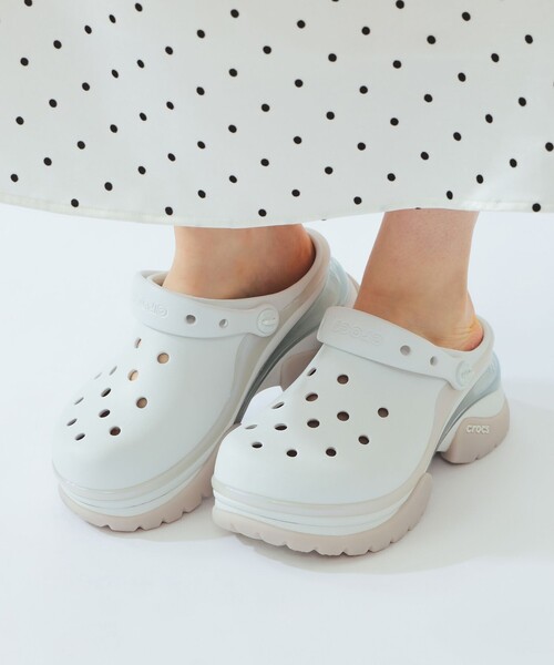 crocs(クロックス)の「crocs / スーパー ベイ クロッグ(その他シューズ・レディース・ブラック/ライトグレー・8/9/7)」の2枚目の写真