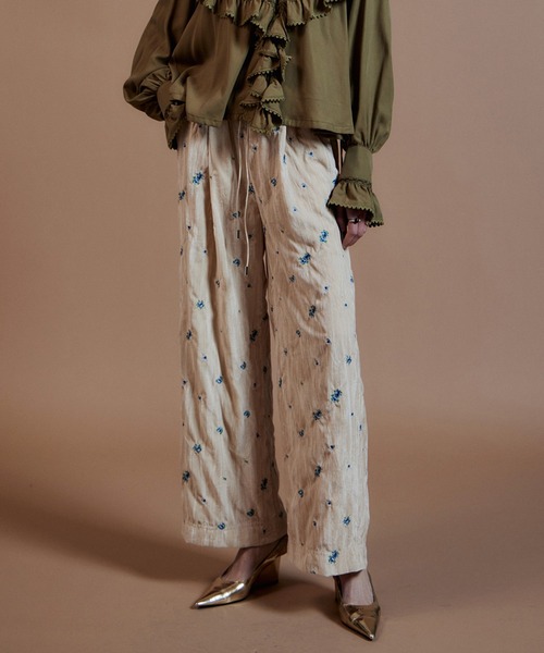 MAISON SPECIAL(メゾンスペシャル)の「Flower Embroidery Velour Easy Pants/フラワーエンブロイダリーベロアイージーパンツ(その他パンツ・レディース・ホワイト/ブラック/ブルー・38/36)」の5枚目の写真