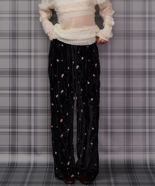 MAISON SPECIAL(メゾンスペシャル)の「Flower Embroidery Velour Easy Pants/フラワーエンブロイダリーベロアイージーパンツ(その他パンツ・レディース・ホワイト/ブラック/ブルー・38/36)」の4枚目の写真