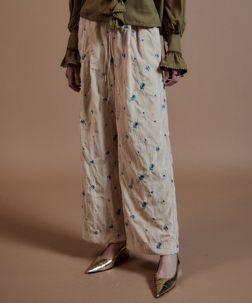 MAISON SPECIAL(メゾンスペシャル)の「Flower Embroidery Velour Easy Pants/フラワーエンブロイダリーベロアイージーパンツ(その他パンツ・レディース・ホワイト/ブラック/ブルー・38/36)」の14枚目の写真