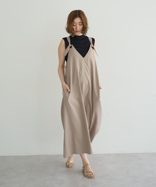 YECCA VECCA(イェッカヴェッカ)の「ベルトストラップサロペット(サロペット/オーバーオール・レディース・チャコールグレー/ベージュ/ダークグリーン・FREE)」の4枚目の写真