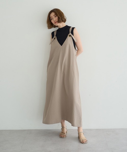 YECCA VECCA(イェッカヴェッカ)の「ベルトストラップサロペット(サロペット/オーバーオール・レディース・チャコールグレー/ベージュ/ダークグリーン・FREE)」の5枚目の写真