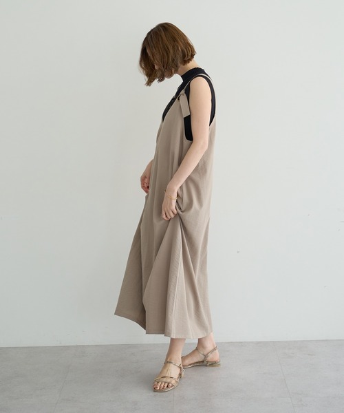 YECCA VECCA(イェッカヴェッカ)の「ベルトストラップサロペット(サロペット/オーバーオール・レディース・チャコールグレー/ベージュ/ダークグリーン・FREE)」の7枚目の写真