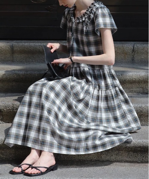 &soiree(アンドソワレ)の「フリルネックリボンチェックオーバーサイズワンピース(ワンピース・レディース・ブラック・X-LARGE/LARGE/MEDIUM)」の3枚目の写真