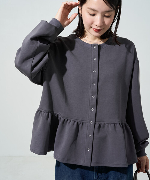 FREAK'S STORE(フリークスストア)の「限定展開 <イージーケア>コットンタッチ ポンチ ペプラム ボタン カーディガン(カーディガン/ボレロ・レディース・サックスブルー/ライトグレー/ブラック/ベージュ/ブラウン・フリ-)」の5枚目の写真