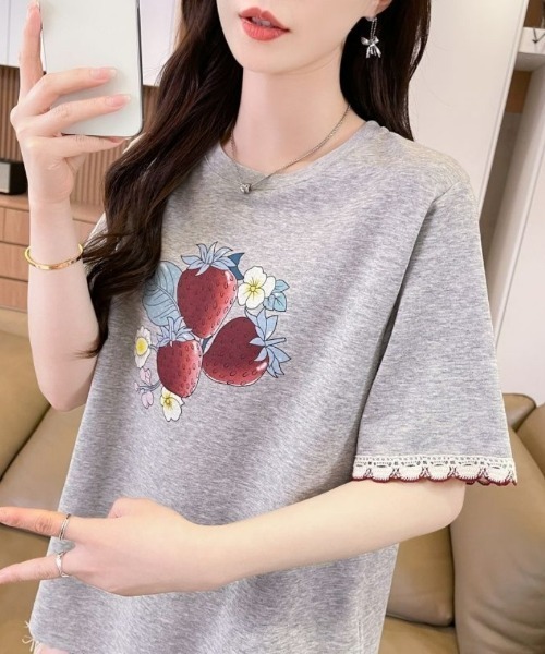 Ritzy(リッツィー)の「いちごプリント柄・フリル半袖Tシャツ(Tシャツ/カットソー・レディース・グレー/ホワイト・LARGE/MEDIUM)」の2枚目の写真