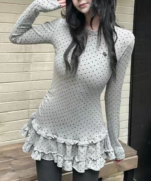 AVYL(アヴィル)の「ドット柄ティアードフリルタイトミニワンピース(ワンピース・レディース・グレー/ホワイト・M)」の2枚目の写真