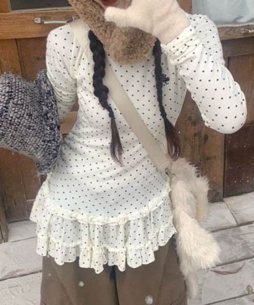 AVYL(アヴィル)の「ドット柄ティアードフリルタイトミニワンピース(ワンピース・レディース・グレー/ホワイト・M)」の5枚目の写真