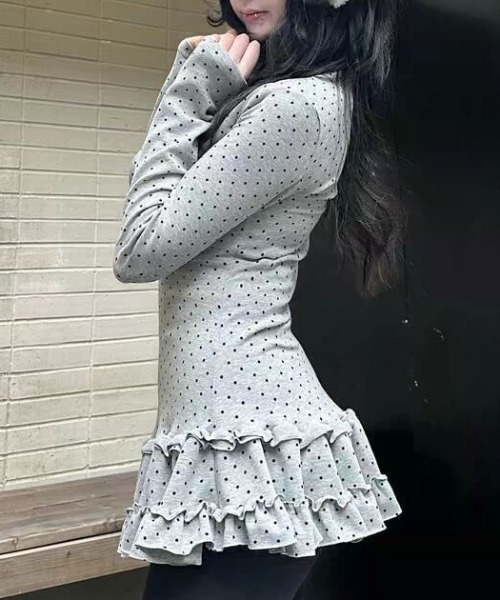 AVYL(アヴィル)の「ドット柄ティアードフリルタイトミニワンピース(ワンピース・レディース・グレー/ホワイト・M)」の3枚目の写真