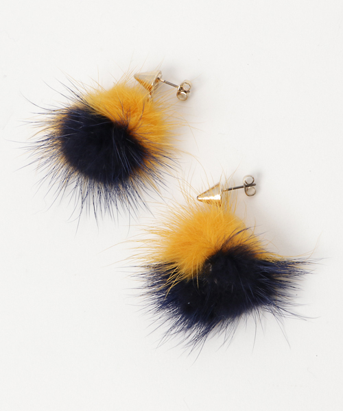SLY（スライ）の「BI COLOR FUR PIERCE（ピアス（両耳用）・レディース・サックスブルー/イエロー系その他・FREE）」の2枚目の写真