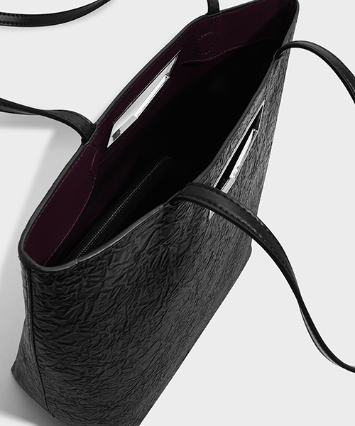 CHARLES & KEITH（チャールズ & キース）の「カットアウトディテールトートバック/CUT-OUT DETAIL TOTE BAG（トートバッグ・レディース・ブラック/レッド・XL）」の3枚目の写真