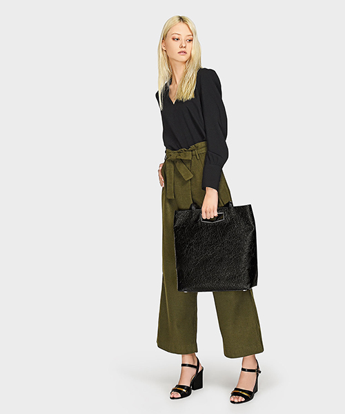 CHARLES & KEITH（チャールズ & キース）の「カットアウトディテールトートバック/CUT-OUT DETAIL TOTE BAG（トートバッグ・レディース・ブラック/レッド・XL）」の9枚目の写真