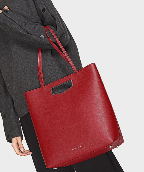CHARLES & KEITH（チャールズ & キース）の「カットアウトディテールトートバック/CUT-OUT DETAIL TOTE BAG（トートバッグ・レディース・ブラック/レッド・XL）」の8枚目の写真