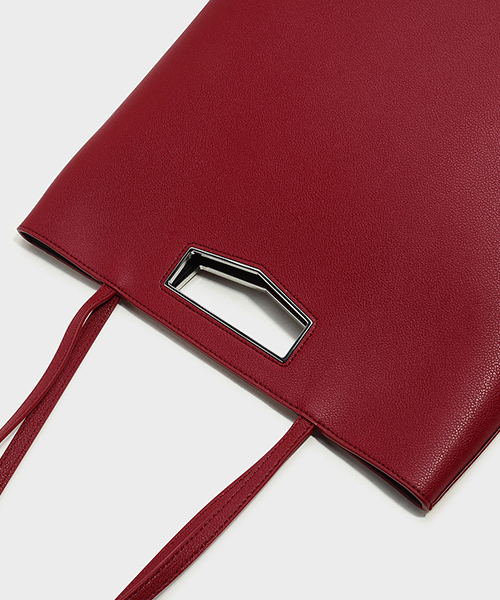 CHARLES & KEITH（チャールズ & キース）の「カットアウトディテールトートバック/CUT-OUT DETAIL TOTE BAG（トートバッグ・レディース・ブラック/レッド・XL）」の10枚目の写真