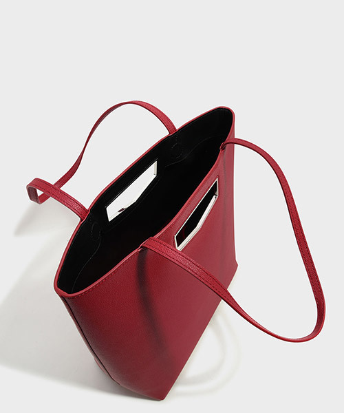 CHARLES & KEITH（チャールズ & キース）の「カットアウトディテールトートバック/CUT-OUT DETAIL TOTE BAG（トートバッグ・レディース・ブラック/レッド・XL）」の6枚目の写真