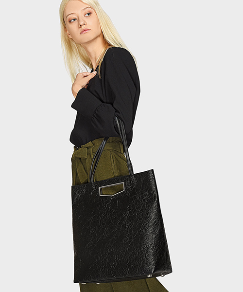 CHARLES & KEITH（チャールズ & キース）の「カットアウトディテールトートバック/CUT-OUT DETAIL TOTE BAG（トートバッグ・レディース・ブラック/レッド・XL）」の5枚目の写真