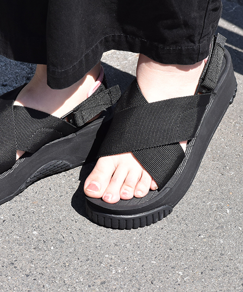 SHAKA（シャカ）の「【高橋愛×SPRiNG コラボ】【SHAKA / シャカ】×【Ai Takahashi / 高橋愛】FIESTA PLATFORM PLUS【厚底スポーティサンダル】（サンダル・レディース・ブラック・24cm/25cm/23cm）」の18枚目の写真