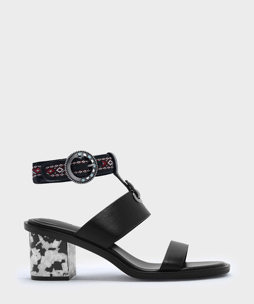 CHARLES & KEITH(チャールズ & キース)の「アンクルストラップヒールサンダル / ANKLE STRAP HEELED SANDALS(サンダル・レディース・マスタード/ブラック・23cm/24.5cm/23.5cm/25cm)」の2枚目の写真
