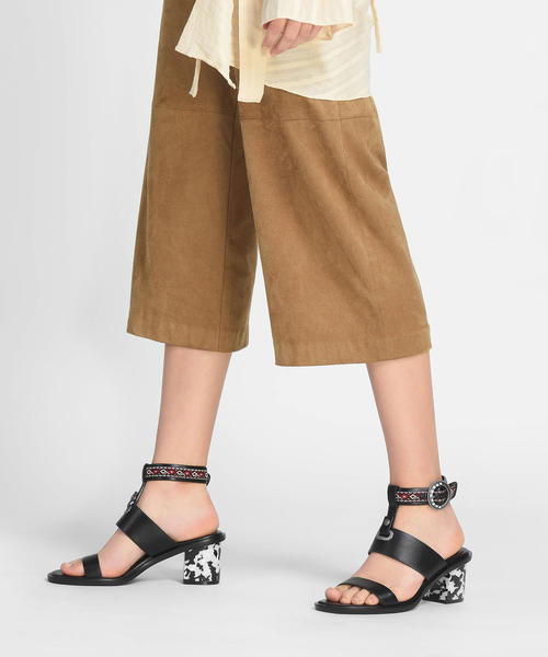 CHARLES & KEITH(チャールズ & キース)の「アンクルストラップヒールサンダル / ANKLE STRAP HEELED SANDALS(サンダル・レディース・マスタード/ブラック・23cm/24.5cm/23.5cm/25cm)」の3枚目の写真