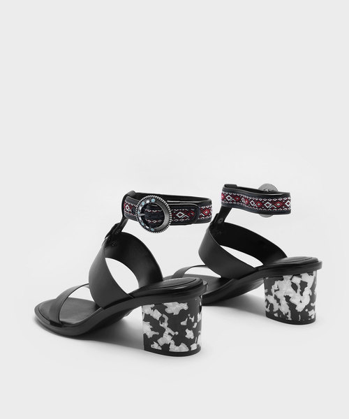 CHARLES & KEITH(チャールズ & キース)の「アンクルストラップヒールサンダル / ANKLE STRAP HEELED SANDALS(サンダル・レディース・マスタード/ブラック・23cm/24.5cm/23.5cm/25cm)」の5枚目の写真