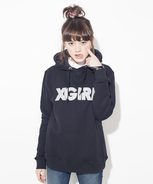 X-girl(エックスガール)の「LOGO PATCHED HOODIE(スウェット・レディース・ブラック/アッシュグレー/ピンク/グリーン/ネイビー・1/2)」の2枚目の写真