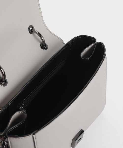 CHARLES & KEITH(チャールズ & キース)の「ジッパーディテール トラペーズバッグ / Zipper Detail Trapeze Bag(ハンドバッグ・レディース・ブラック/バーガンディー/グレー/レッド/イエロー・M)」の8枚目の写真