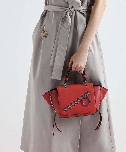 CHARLES & KEITH(チャールズ & キース)の「ジッパーディテール トラペーズバッグ / Zipper Detail Trapeze Bag(ハンドバッグ・レディース・ブラック/バーガンディー/グレー/レッド/イエロー・M)」の12枚目の写真