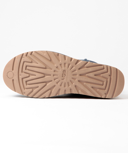 BEAMS（ビームス）の「UGG Australia×BEAMS / 別注 ショートミニ シープスキンブーツ（ブーツ・メンズ・ネイビー・9/10/12/11）」の3枚目の写真