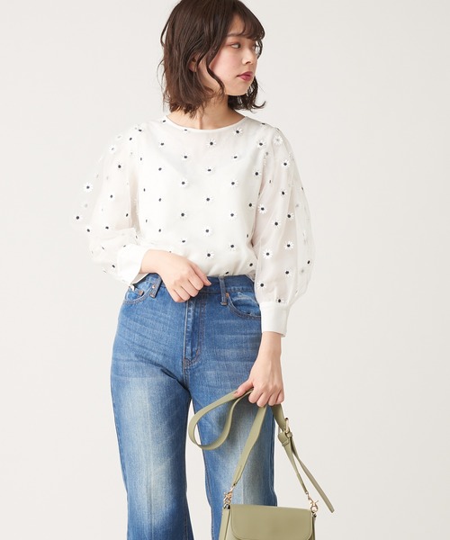 natural couture(ナチュラルクチュール)の「マーガレット刺繍ブラウス(シャツ/ブラウス・レディース・ホワイト/ブラック/ベージュ・FREE)」の2枚目の写真