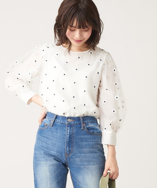 natural couture(ナチュラルクチュール)の「マーガレット刺繍ブラウス(シャツ/ブラウス・レディース・ホワイト/ブラック/ベージュ・FREE)」の9枚目の写真